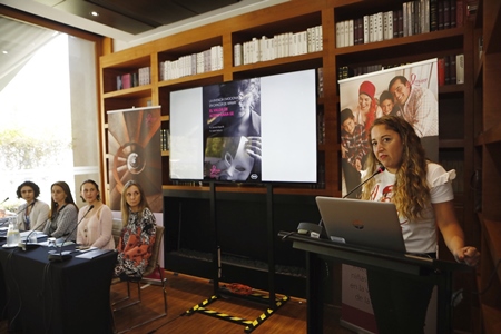 Lanzan libro de apoyo para mujeres con cáncer de mama.