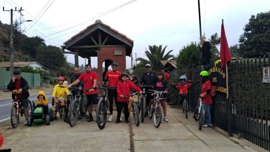 Vecinos de Lo Gallardo celebraron la tradicional Fiesta del Embrujo 2026 con una multitudinaria cicletada familiar.