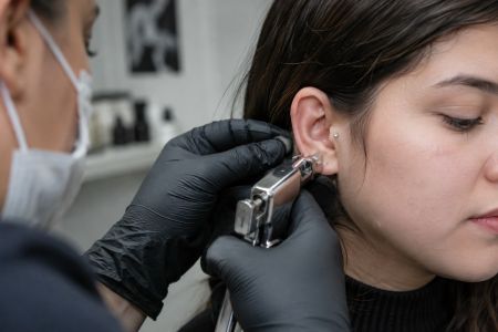 Los riesgos de instalar piercings en puestos callejeros no acreditados.