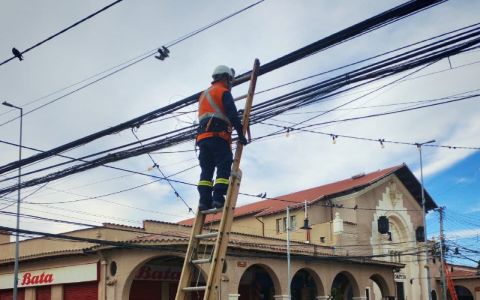 Gestiones municipales permiten ordenar cableado y retirar fibra óptica en desuso del Paseo Latorre, de Villa Alemana.