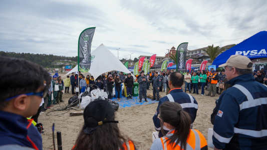 Trabajadores de Codelco Ventanas se suman al Día Internacional de Limpieza de Playas.