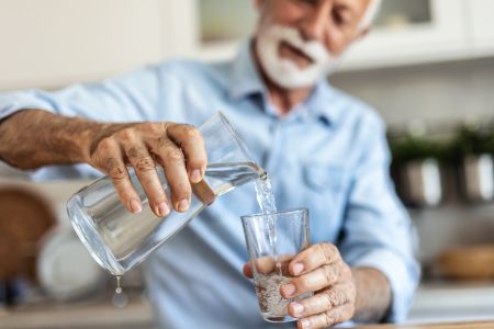 Mes de las Personas Mayores: la deshidratación silenciosa que amenaza su salud con la llegada de la primavera.