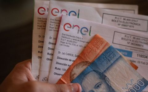 Académico de la Usach explica razones de «baja significativa» en cuentas de la luz en 13 regiones del país.