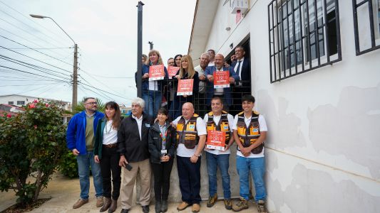 Ministra de Energía conoció innovador sistema de alarmas solares impulsado por Codelco Ventanas en Quintero.