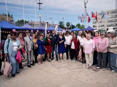 Villa Alemana realiza Feria Comunal Rosa,para promover la prevención del cáncer de mama.