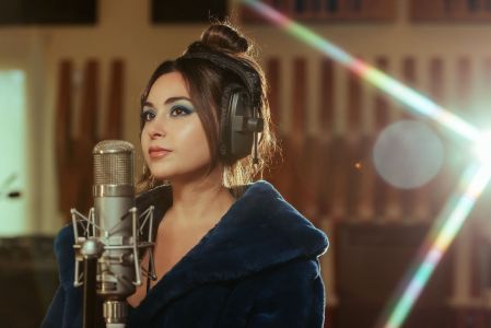 Mia Catalina presenta “Pasa la noche”, una canción sobre extrañar, seguir adelante y volver a crear.