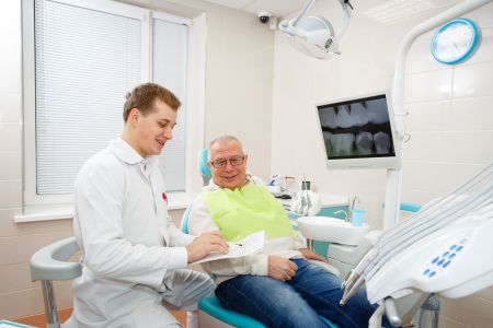 ¿Es normal perder dientes al envejecer? 5 mitos después de los 60.