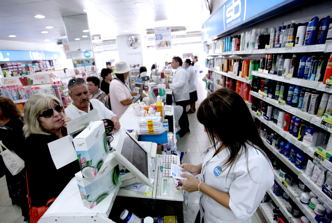 Más allá de vender remedios: El rol clave de los químicos farmacéuticos en la seguridad de los pacientes.