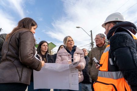 Alcaldesa Carolina Corti destaca coordinación con EFE para habilitar pasos bajo nivel a vehículos de emergencia en caso de anegamientos.