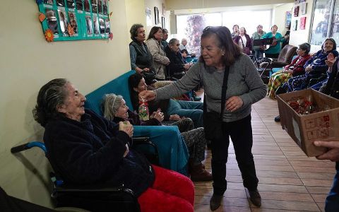 Personas mayores del Centro Diurno de Villa Alemana realizan jornada de voluntariado en residencia El Maitén.