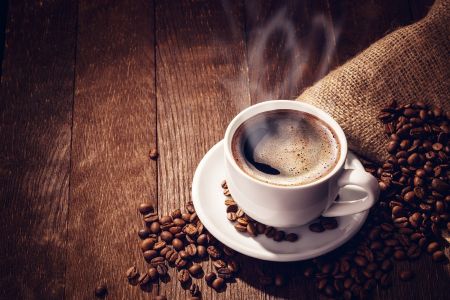 ¿Café después de los 60? Los beneficios y precauciones que los adultos mayores deben conocer.