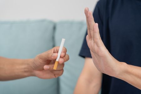 Humo de tabaco y fumadores pasivos: Los riesgos de inhalar sustancias tóxicas sin encender un cigarro.